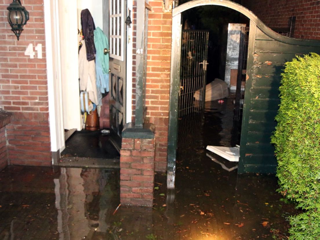 Wateroverlast op Nieuweweg in Hardinxveld-Giessendam