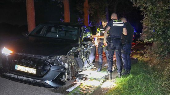 Beschonken automobilist gedraagt zich agressief na ongeval in Woudenberg. Beschonken automobilist gedraagt zich agressief na ongeval in Woudenberg.