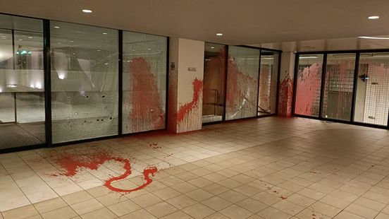 Bekladding en ingeslagen ruiten: kantoor van Maersk opnieuw vernield