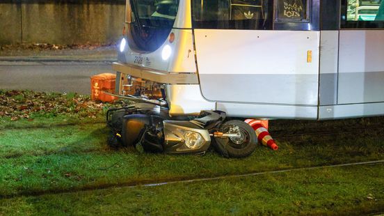 Bezorger op scooter aangereden door tram | Auto vliegt berm in en kantelt. Bezorger op scooter aangereden door tram | Auto vliegt berm in en kantelt.