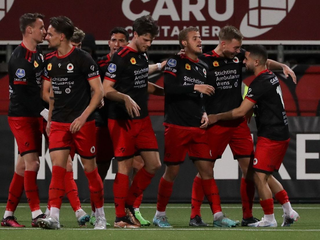 Excelsior viert de 2-1 van Julian Baas (tweede van rechts) tegen Go Ahead Eagles