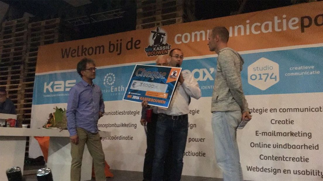 Stichting de Zaaier ontvangt het geldbedrag op het WK KassieBouwen in Maasdijk.