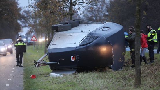 112 nieuws: Paardentrailer omgeslagen bij ongeluk op N342 bij Beuningen. 112 nieuws: Paardentrailer omgeslagen bij ongeluk op N342 bij Beuningen.