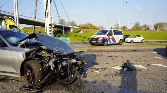 BMW in puin door aanrijding met vrachtwagen in Zwolle. BMW in puin door aanrijding met vrachtwagen in Zwolle.
