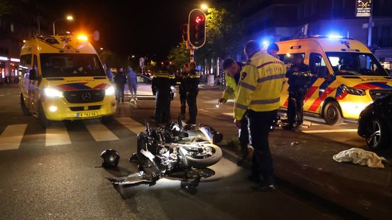 Meerdere gewonden na aanrijding tussen motor en fatbike. Meerdere gewonden na aanrijding tussen motor en fatbike.