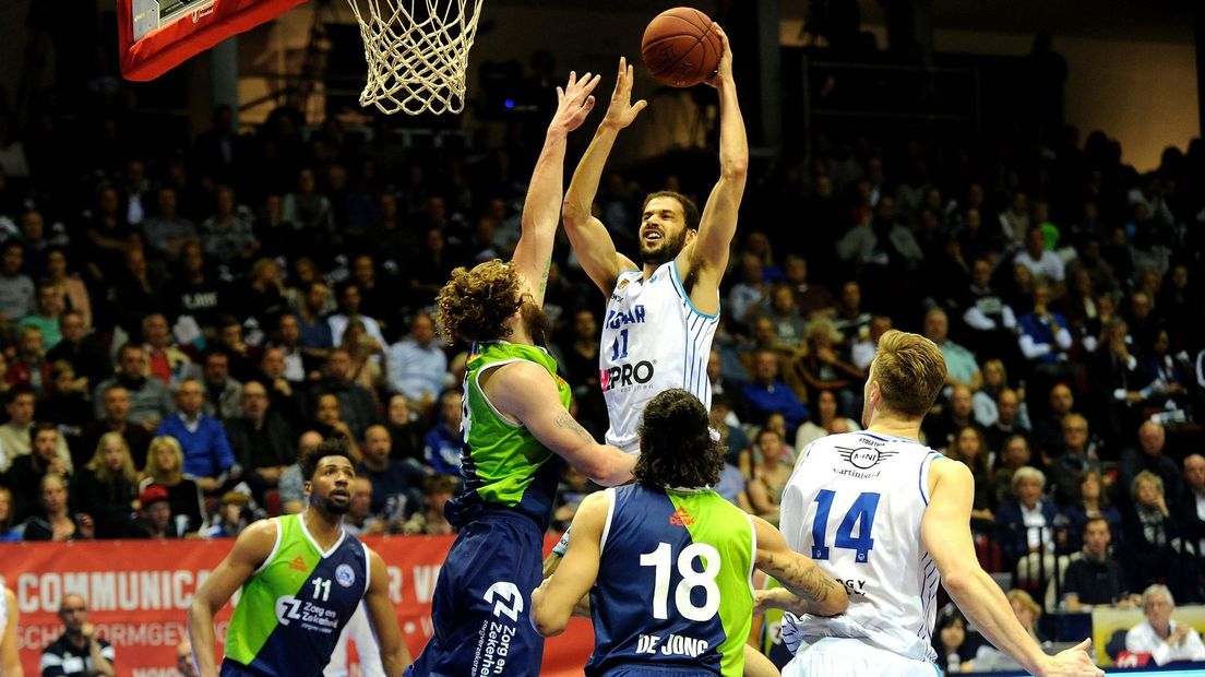 Shane Hammink torent hoog boven de verdediging van Leiden uit richting de basket