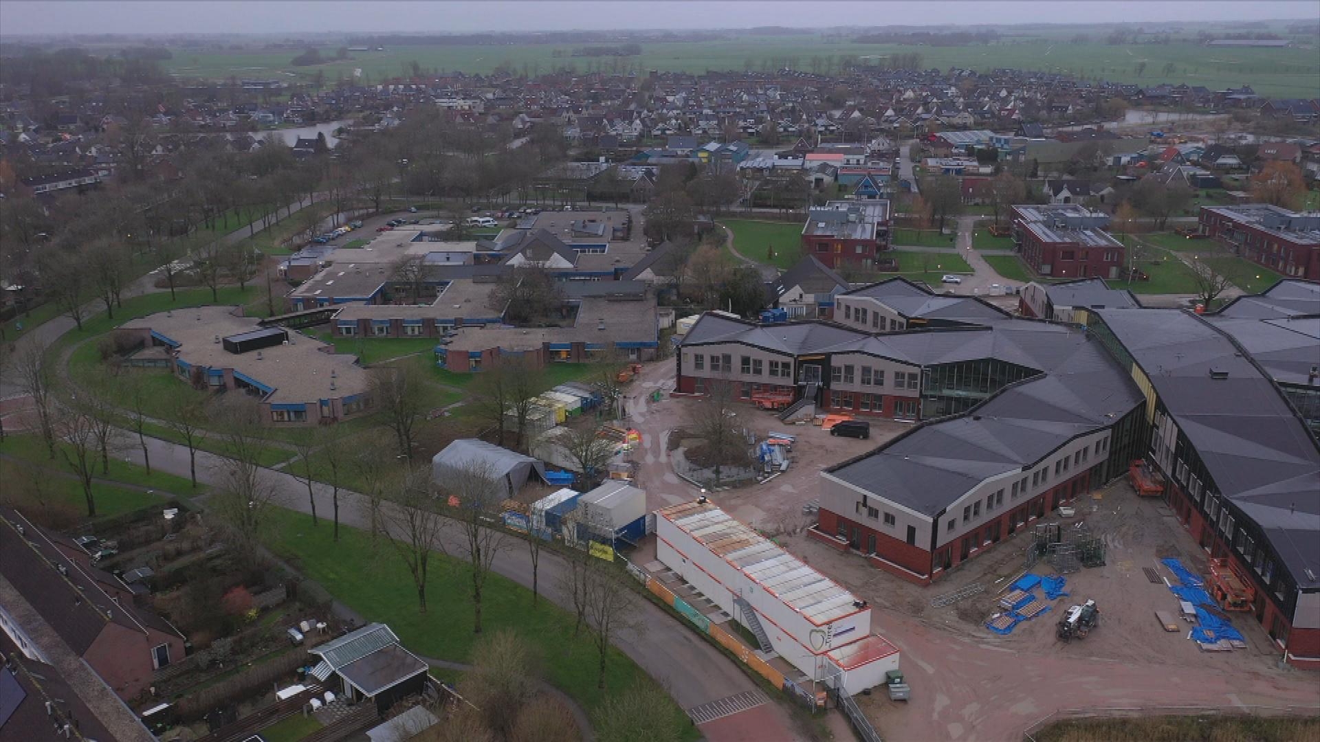 Links is het oude gebouw van De Twaalf Hoven te zien