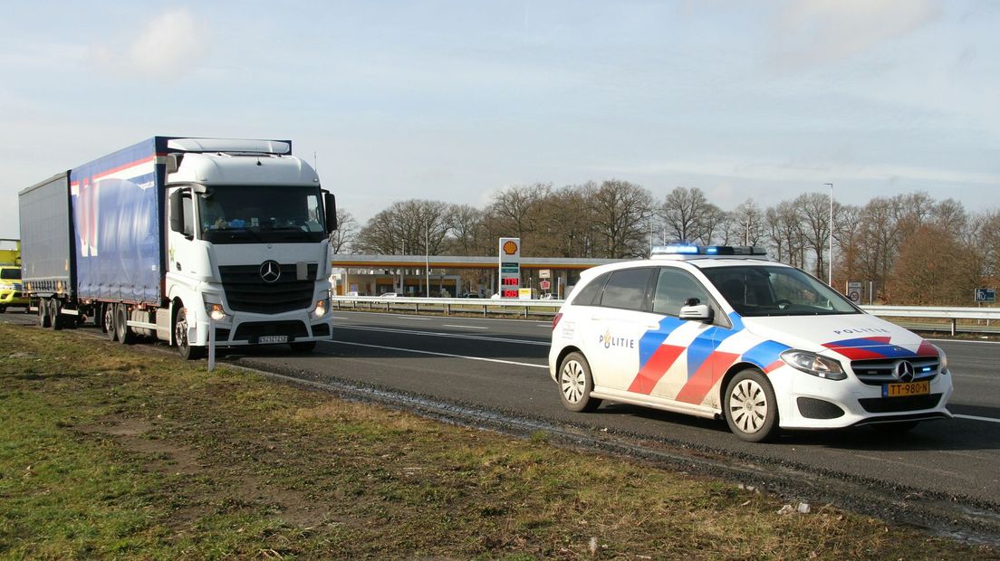 Politie slaat ruit in en trekt chauffeur uit gestolen vrachtwagen langs A1