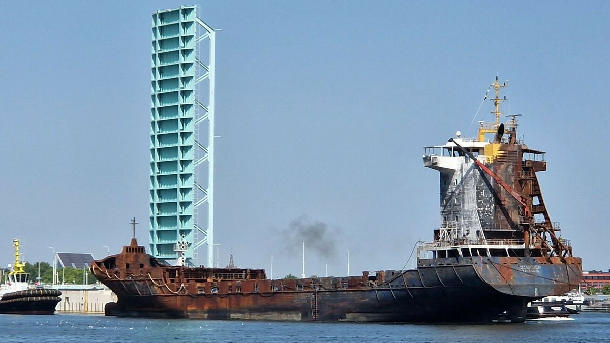 Rampschip door sluizen van Terneuzen gesleept