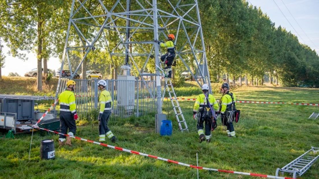 Medewerkers van Stedin voeren werkzaamheden uit aan het hoogspanningsnet.