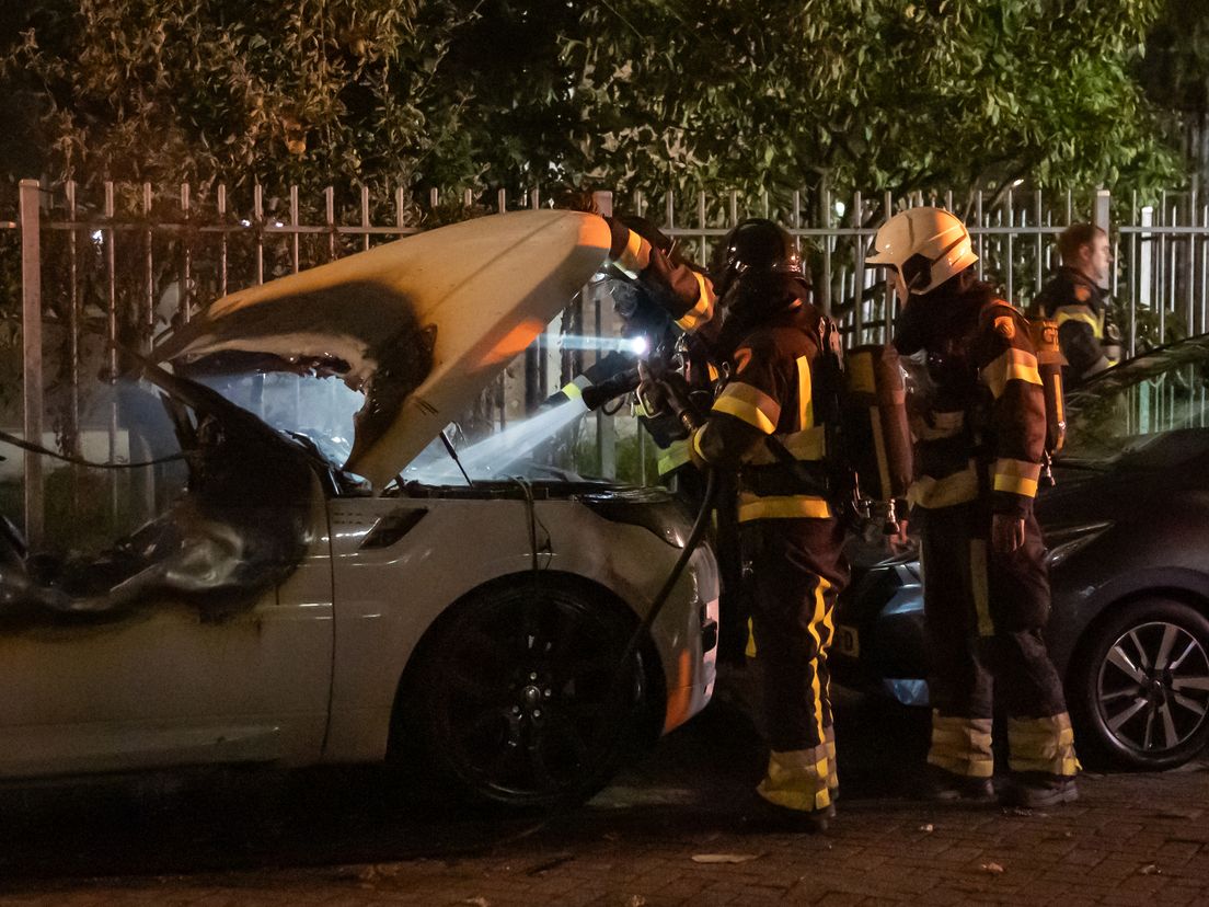 In Rotterdam-Hoogvliet moest de brandweer ook een autobrand blussen