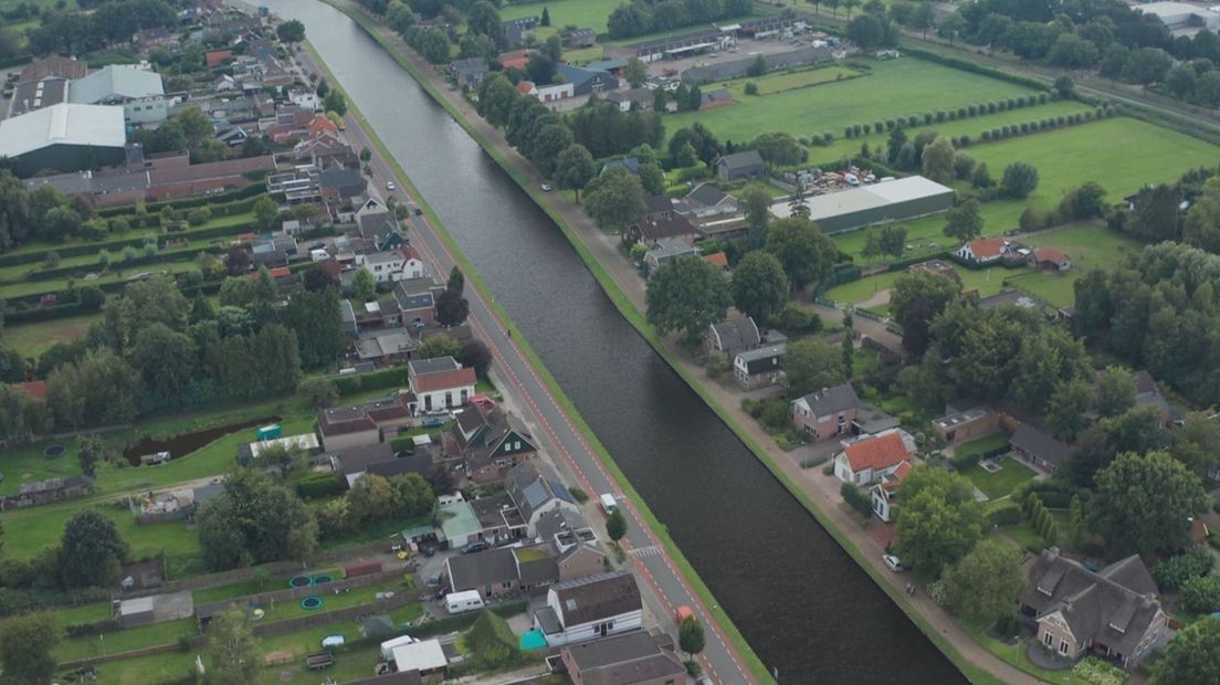 Zo'n vierhonderd huishoudens lang het kanaal Almelo-de Haandrik kampen sinds de baggerwerkzaamheden met schade
