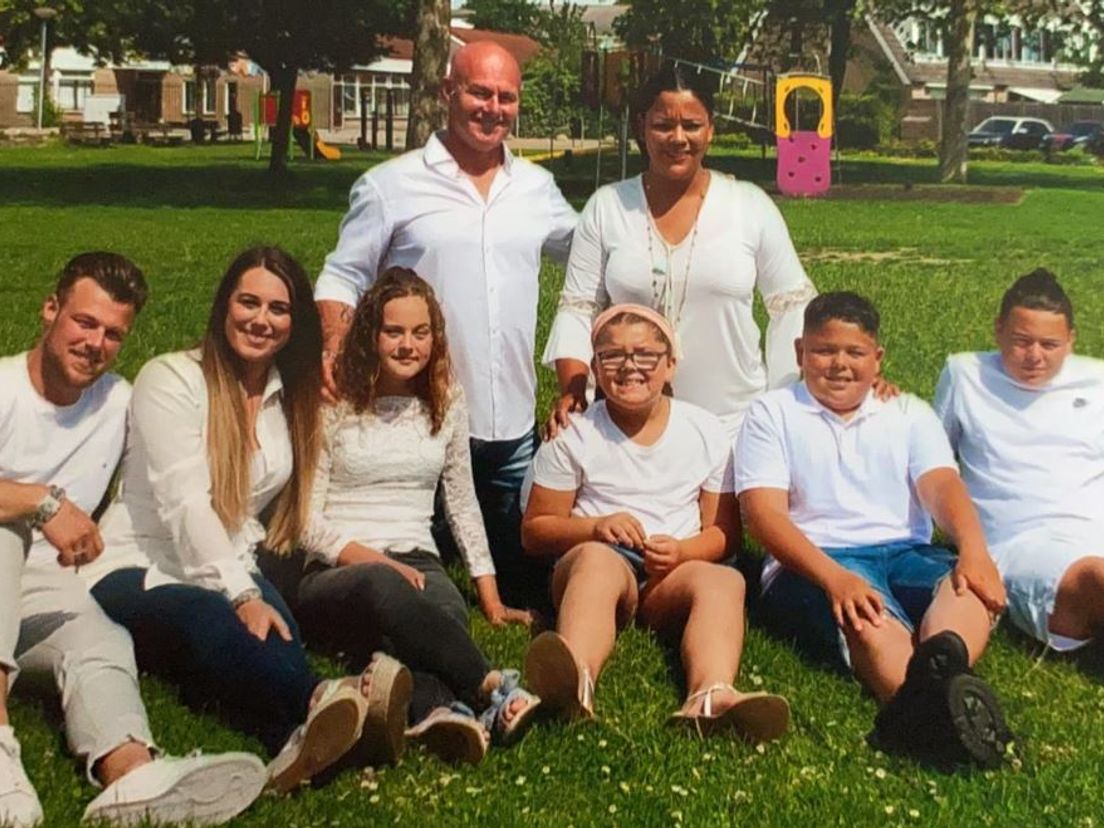 Het hele gezin Van Nugteren. Met (onderin) van links naar rechts kinderen Marcel, Jennifer, de inmiddels overleden Soraya, Romé, Delano en Quinten. Daarachter ouders Marcel en Dana. (Privéfoto)