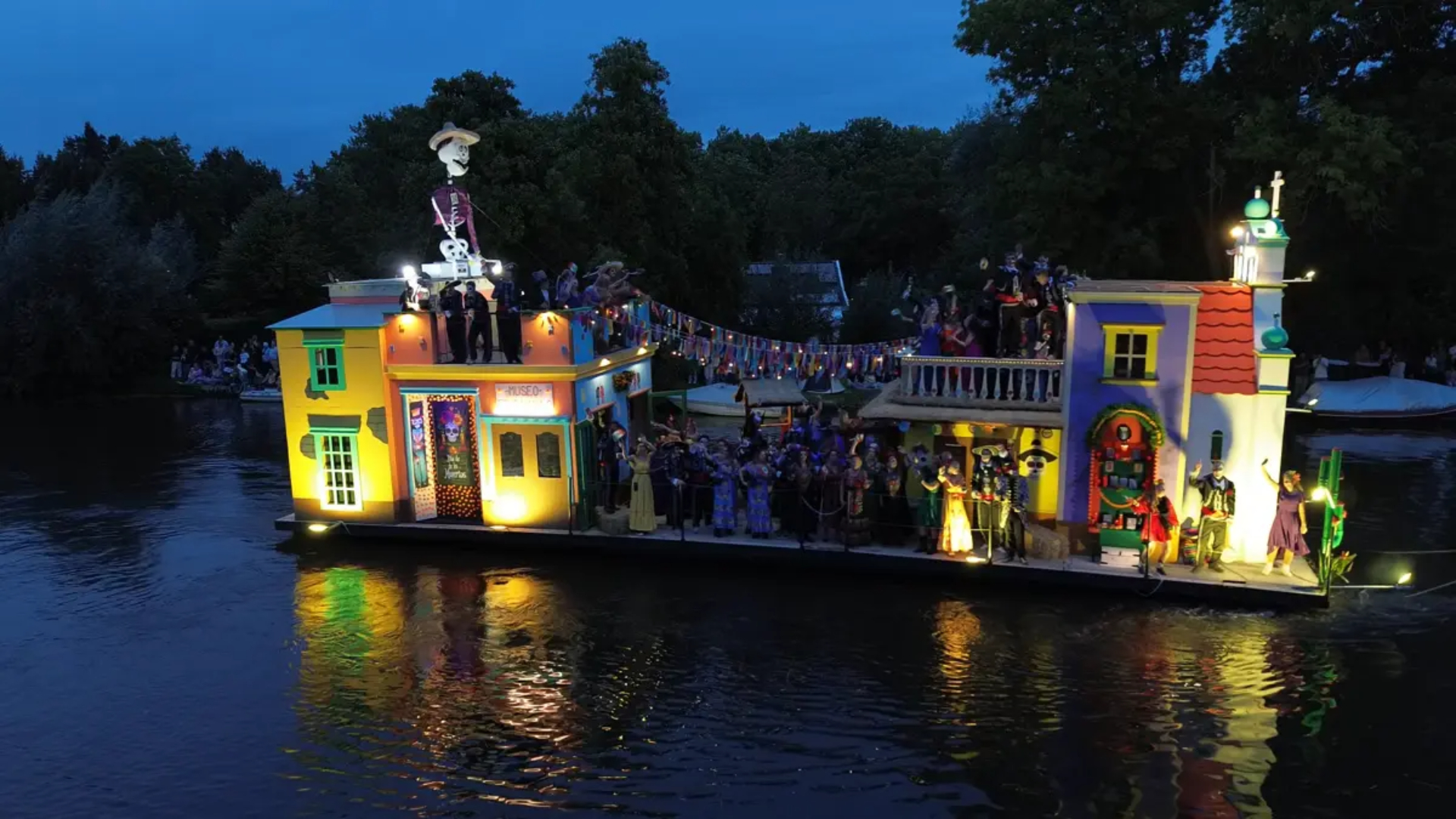 Verlichte gondel 'La Tercera Vez' tijdens de Gondelvaart.