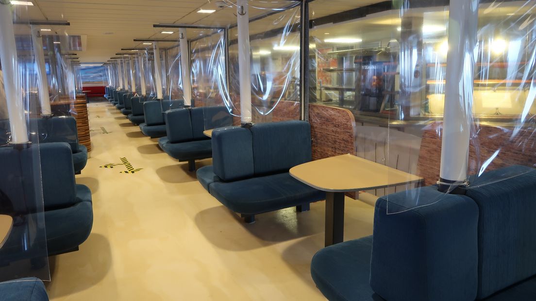 Plastic schermen op de boot naar Schier.