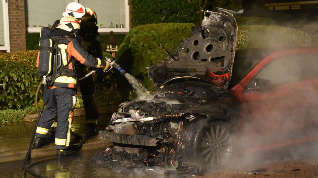 Brandweer blust brandende auto in Waddinxveen