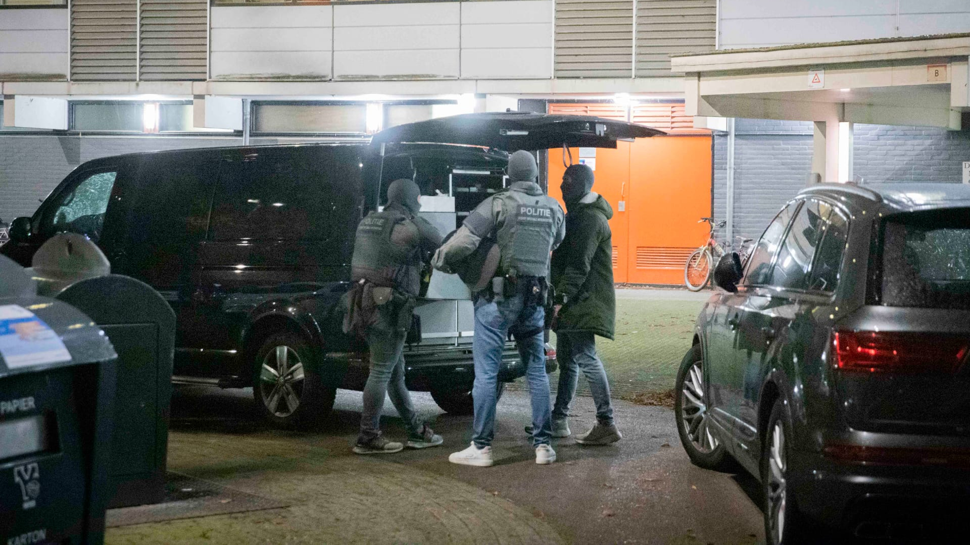 Weer twee invallen in zoektocht naar voortvluchtige moordverdachte Bretly D.