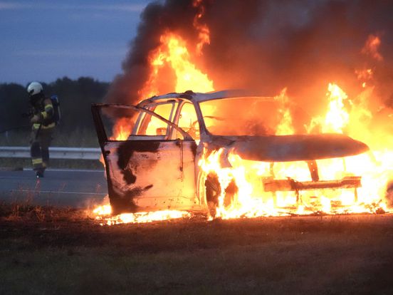 Auto brandt uit langs A28, weg was tijdelijk dicht