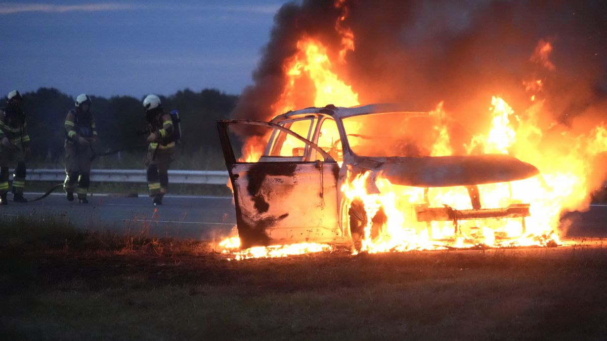 Auto brandt uit langs A28, weg deels weer open