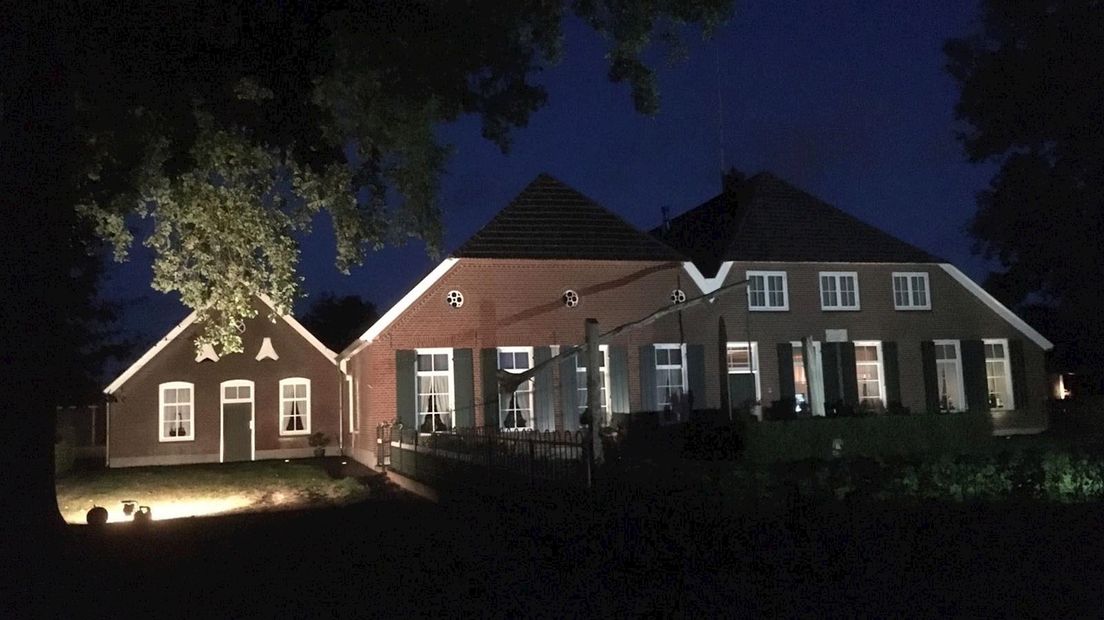 Verlichte boerderij tijdens Nacht van de Nacht