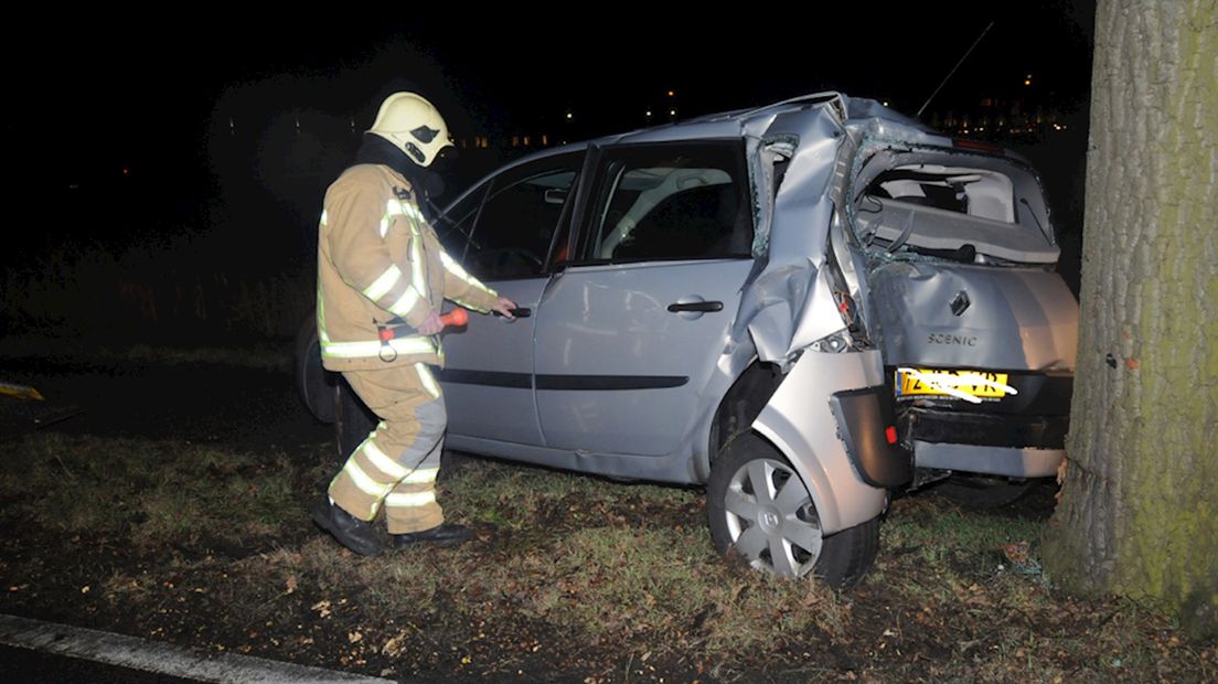 Man rijdt tegen boom in Nijverdal