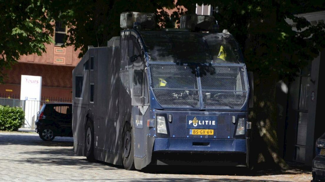 Politie is met groot materieel in Enschede