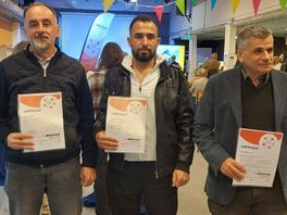 Hoogeveense asielzoekers krijgen certificaat voor vrijwilligerswerk