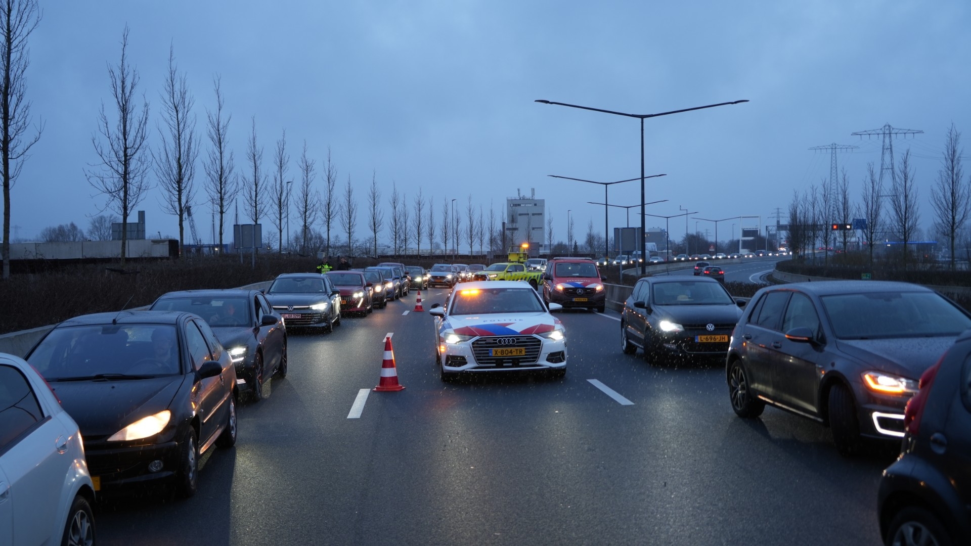 Supermarkt in Stad ontruimd wegens gaslucht • Ongeluk op Ring Zuid.