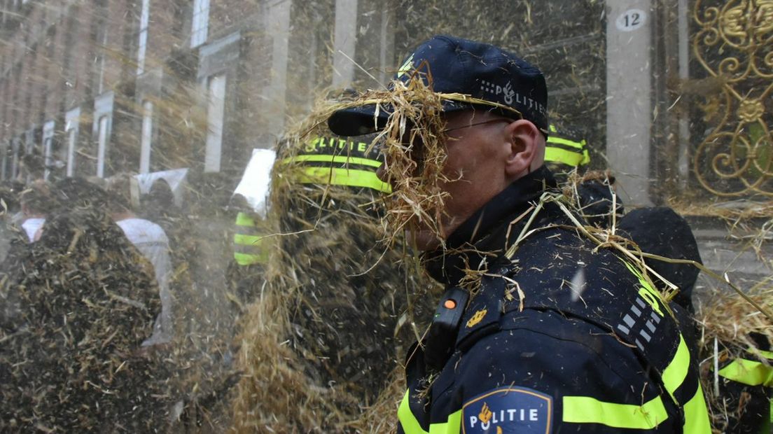 Tijdens het boerenprotest krijgt een agent stro in zijn gezicht