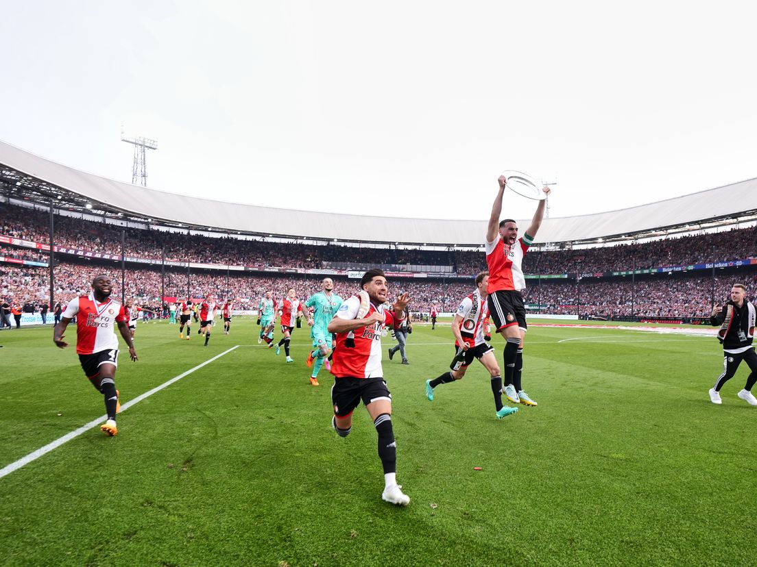 Orkun Kökcü springt met de schaal richting de fans van Feyenoord