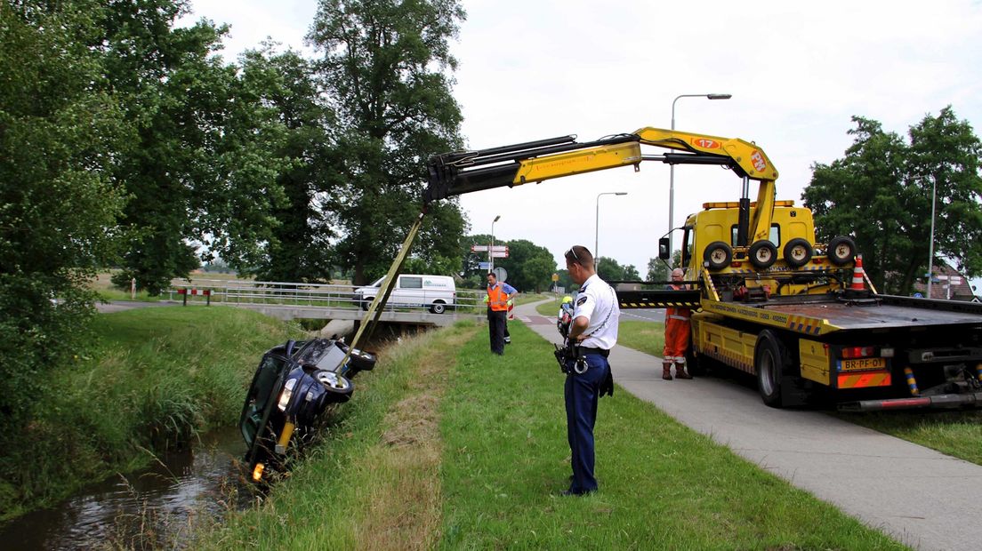 Auto in de sloot bij Den Ham