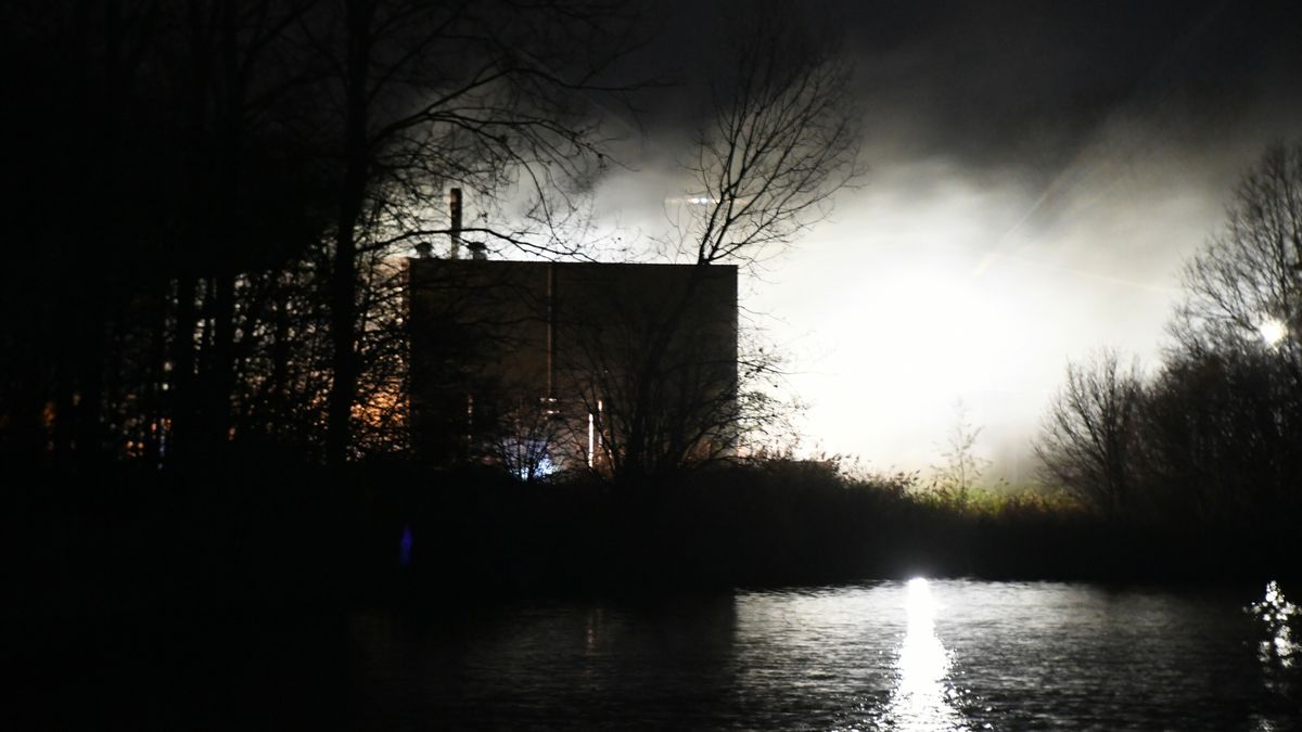 Brand bij bedrijf met houten pallets in Axel