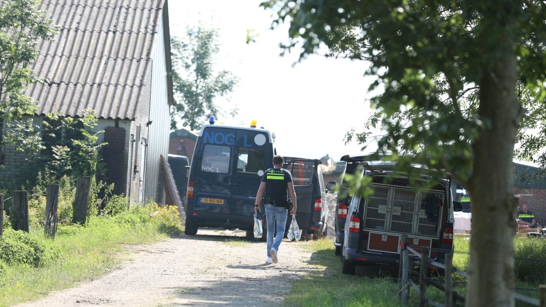 De politie is met veel eenheden aanwezig bij een boerderij in Brummen, vlak bij de rotonde waar de IJsselgouw en de Wapsumsestraat samenkomen.
