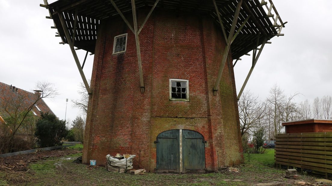 De vervallen korenmolen in Adorp