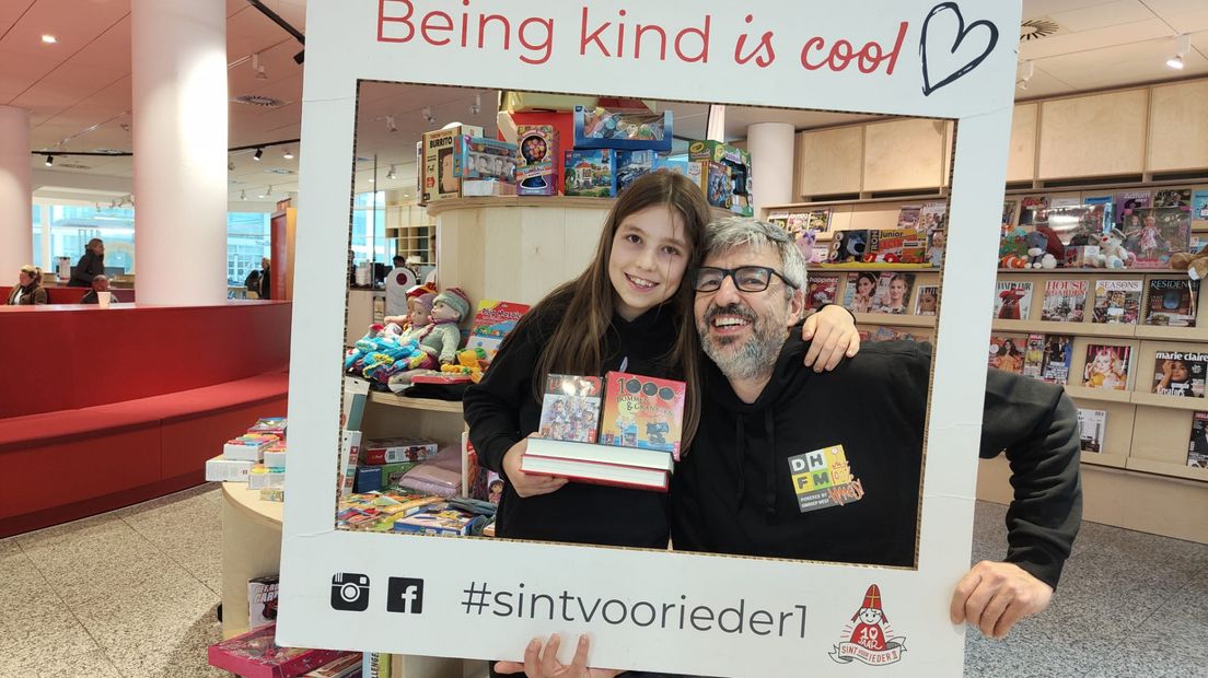 Pelle kwam boeken en spelletjes langs brengen samen met zijn dochter Roos (10)