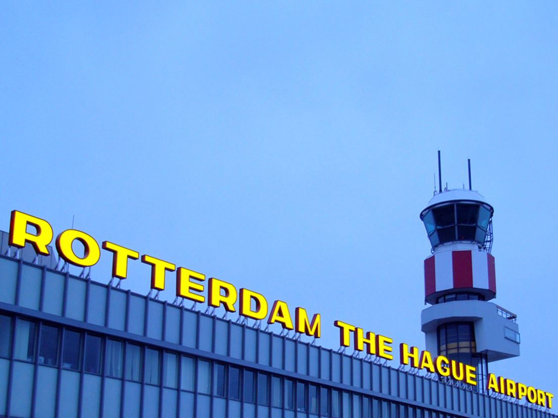 Vijf vliegtuigen met bestemming Schiphol zijn naar Rotterdam uitgeweken
