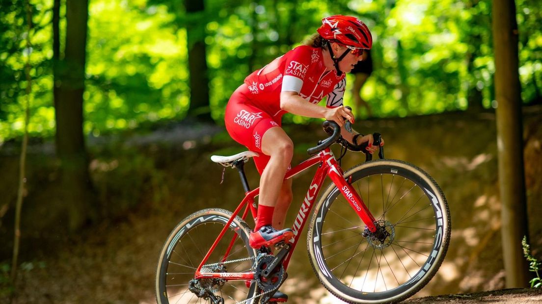 Lindy van Anrooij is zelf ook veldrijdster, hier in haar tenue van Starcasino Cycling Team
