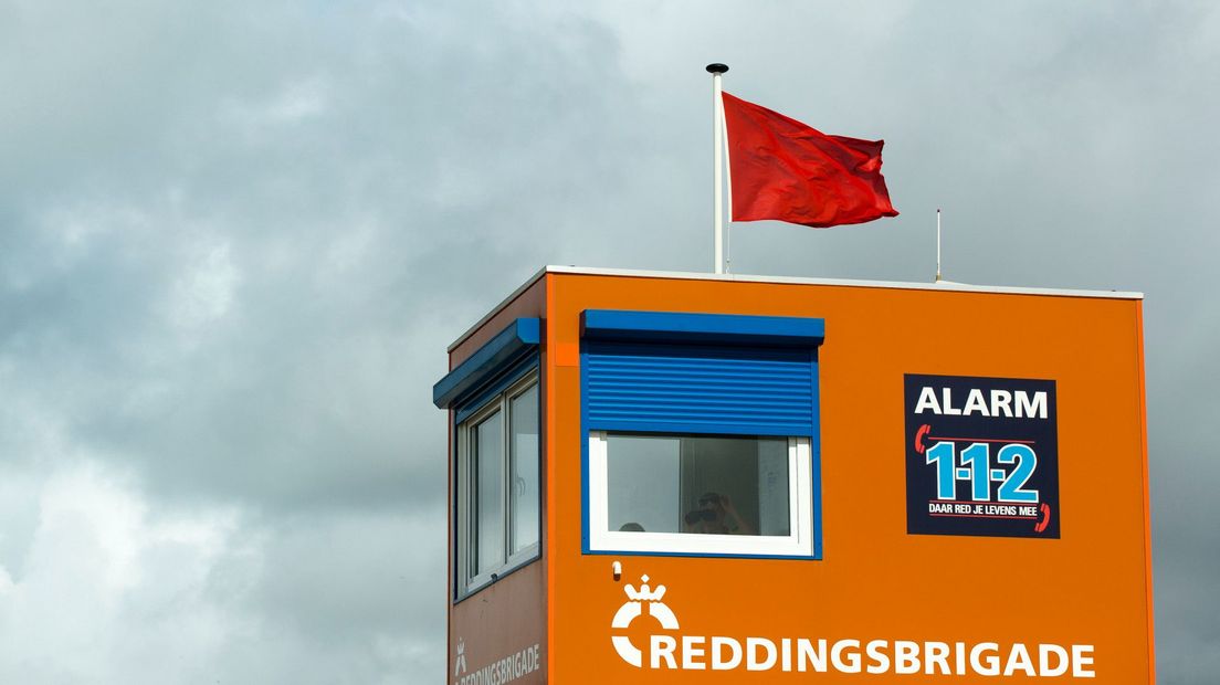 Een rode vlag bij de Haagse Reddingsbrigade