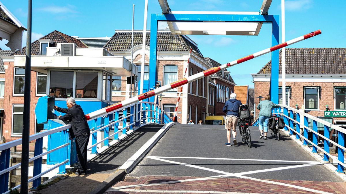 Brug Woudsend kan niet meer open na storing