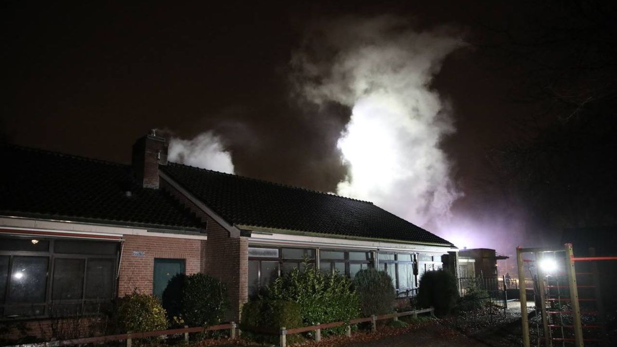 Grote brand in voormalig noodopvang, brandweer heeft moeite met blussen