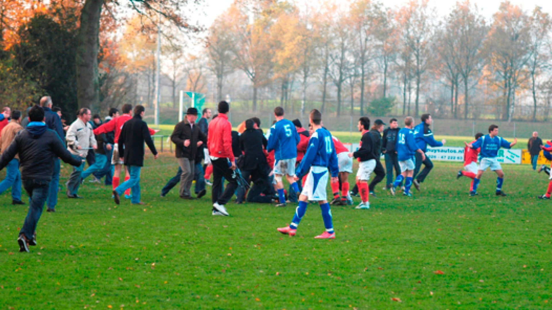 Massale Vechtpartij Op Voetbalveld - Omroep Gelderland