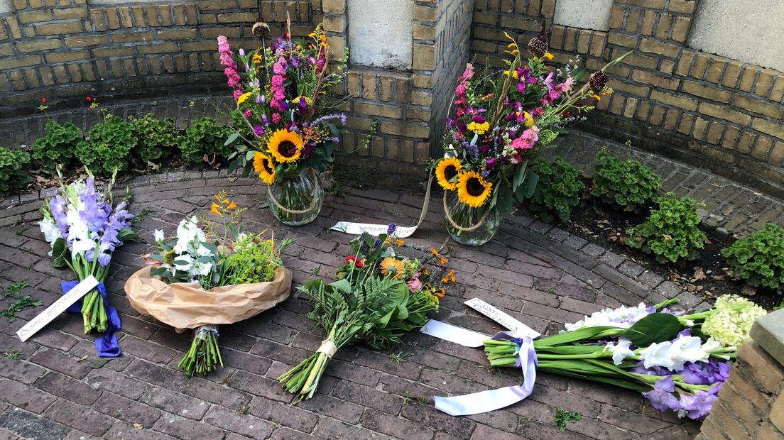 Bloemen bij het oorlogsmonument op de begraafplaats in Marum tijdens de herdenking voor slachtoffers in Nederland-Indië