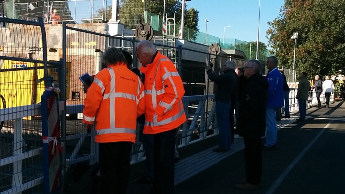 Kijkers bij berging kraan Alphen aan den Rijn - Foto Till Behne