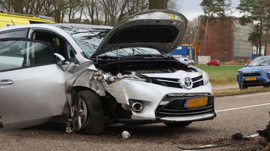 Auto botst tegen boom in Lottum: twee gewonden naar het ziekenhuis Nieuws
