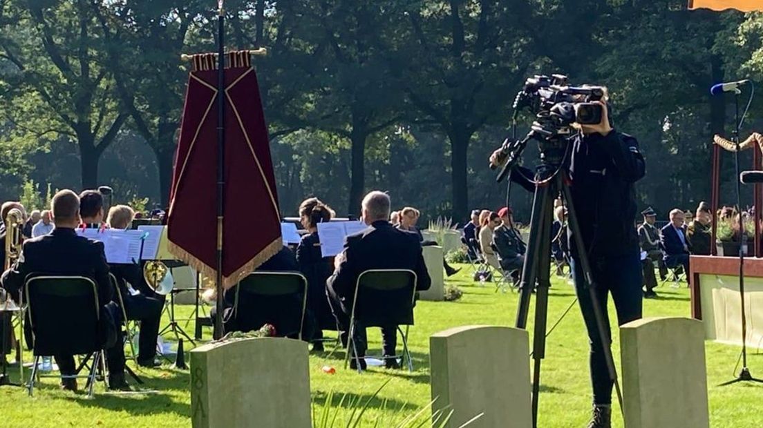 TERUGKIJKEN | Herdenking op Airborne-begraafplaats in Oosterbeek