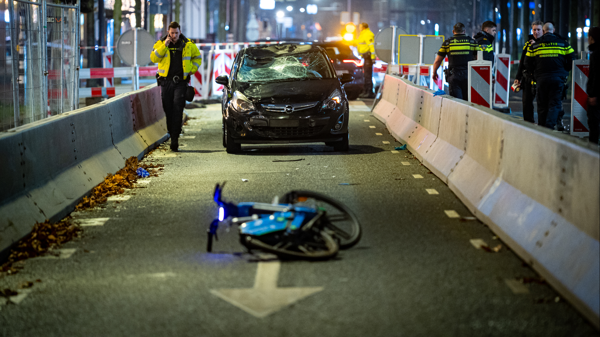 De fietser werd op de rijbaan geschept door een auto