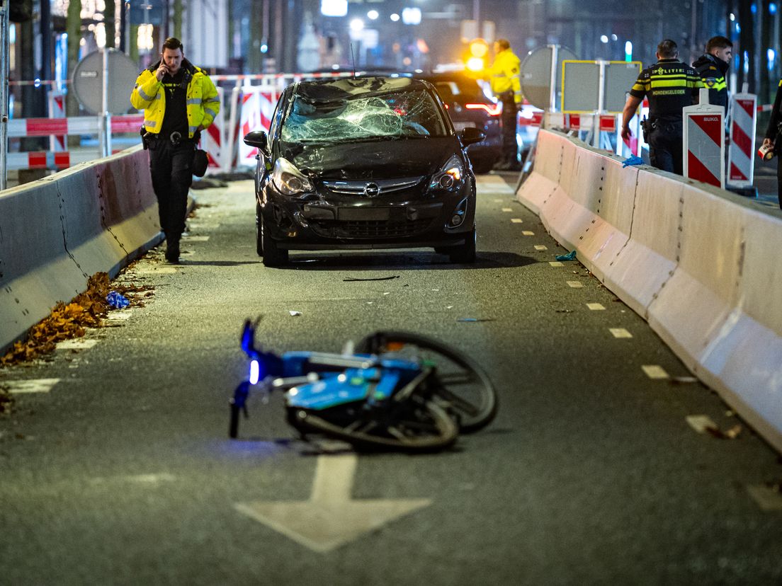 De fietser werd op de rijbaan geschept door een auto