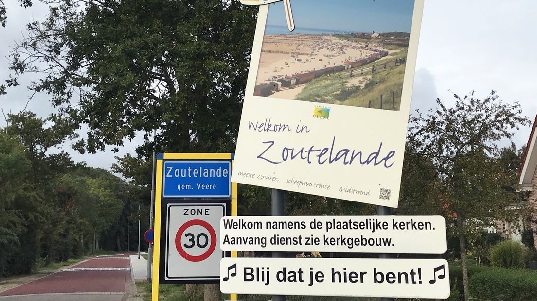 Bij het binnenrijden van Zoutelande word je verwelkomd met deze BLØF-tekst