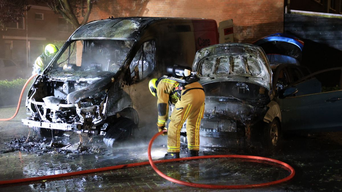 Buurtbewoners opgeschrikt door brandende voertuigen