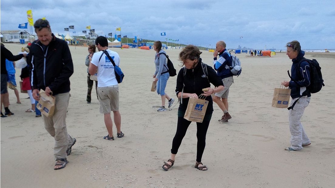 Schoonmaakactie op het strand van Wassenaar